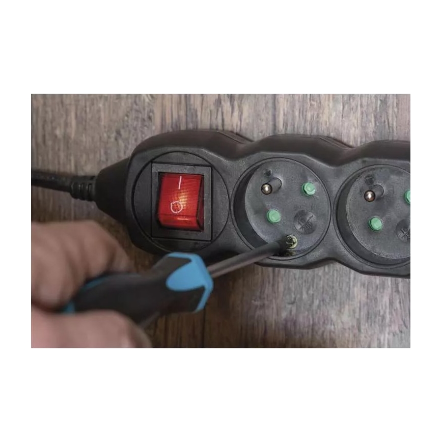 Удължителен кабел с ключ 5 гнезда 3м черен