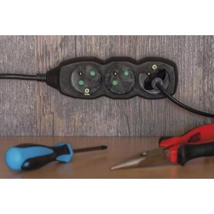 Удължителен кабел 4 гнезда 3м черен