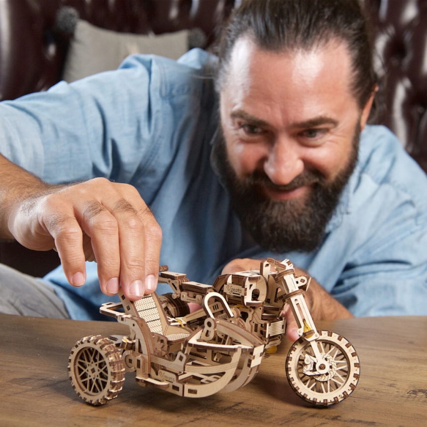 Ugears - 3D дървен механичен пъзел Мотоциклет Scrambler с кош