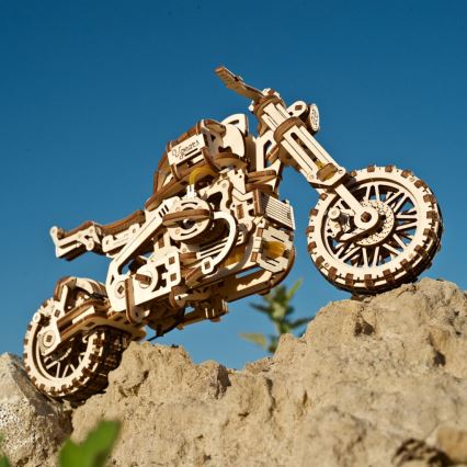 Ugears - 3D дървен механичен пъзел Мотоциклет Scrambler с кош