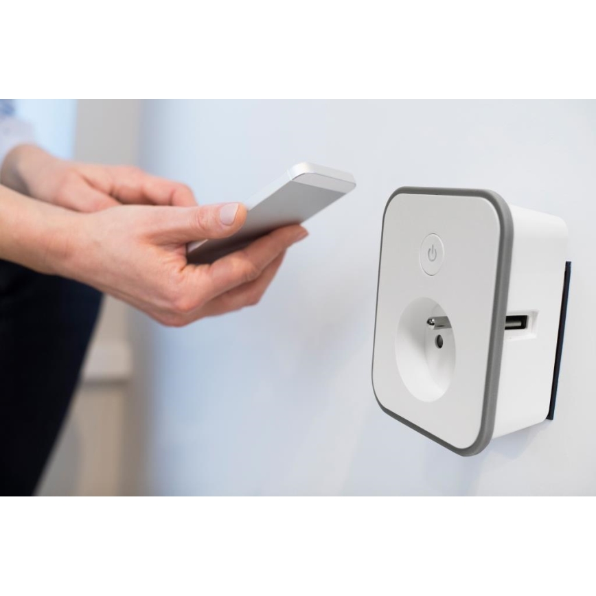 Умен контакт с измерване на консумацията 3680W/230V + 2xUSB/12W/5V Wi-Fi