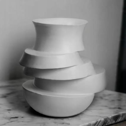 Ваза 38x33x36 cm смола/бяла