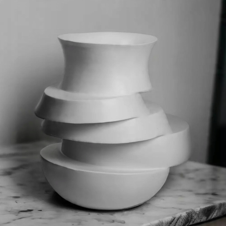 Ваза 38x33x36 cm смола/бяла